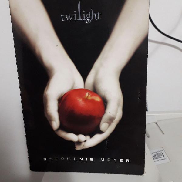twilight" - o livro crepúsculo, em inglês