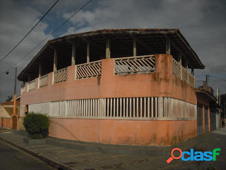 Casa com amplo salão de festas!