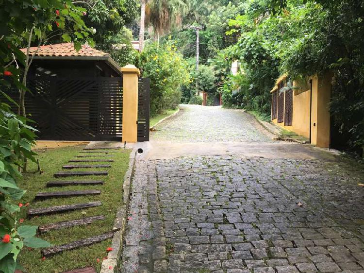 Casa de condomínio para venda possui 220 metros quadrados