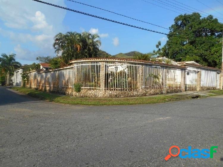 En Colinas de Guataparo, casa para remodelar de 450m2 de