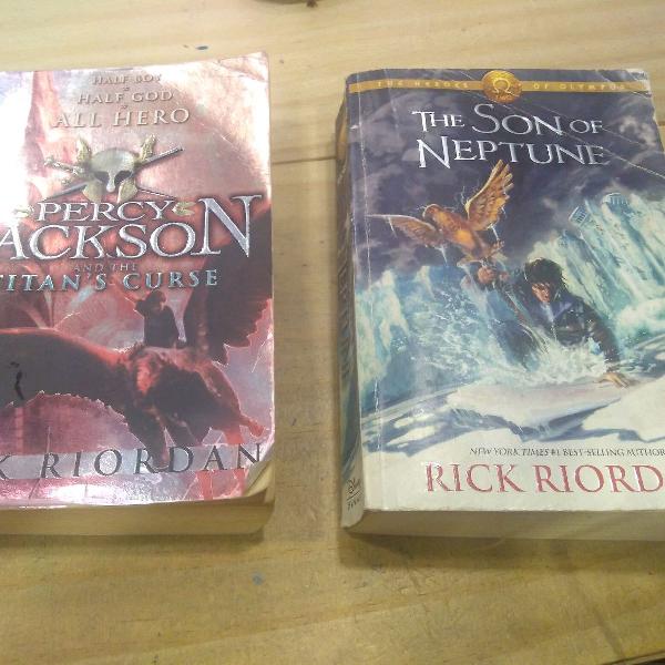2 livros em inglês: Rick Riordan