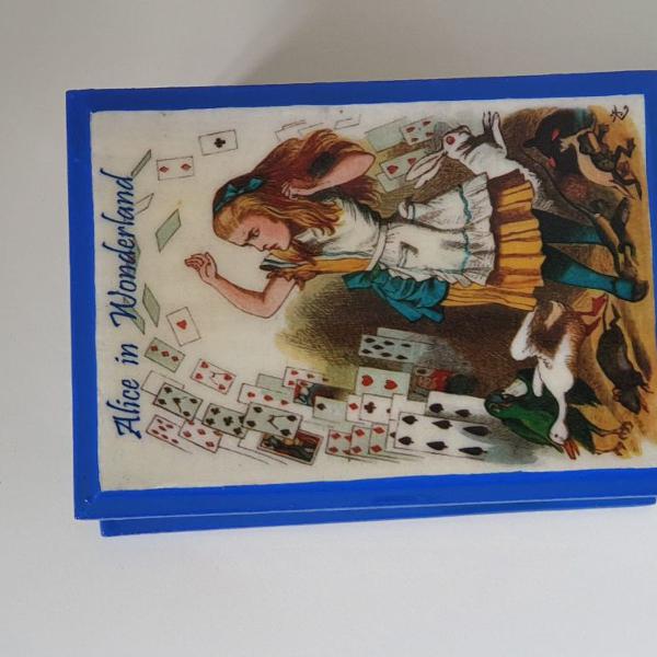 caixa alice in wonderland