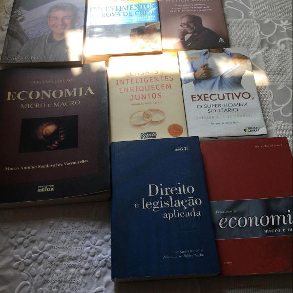 lote de livros de economia, direito, finanças e negócios.
