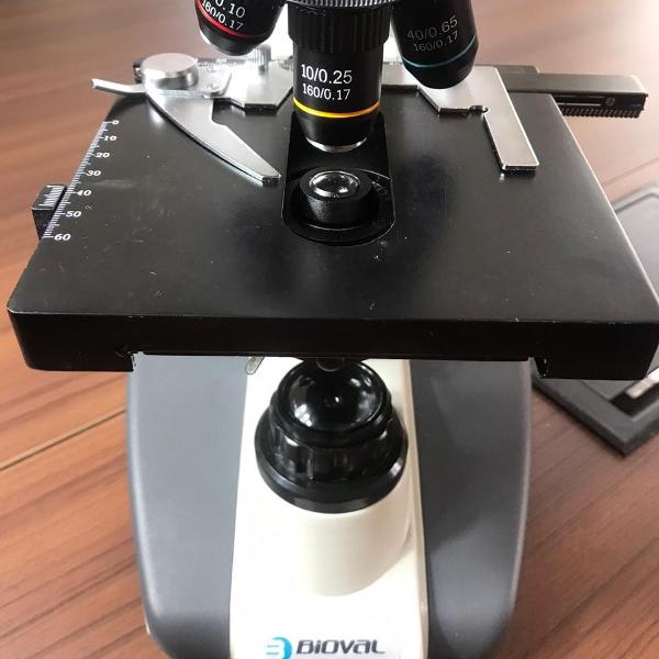 microscópio binocular