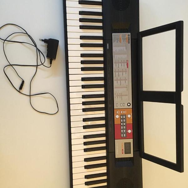 teclado yamaha psr f51