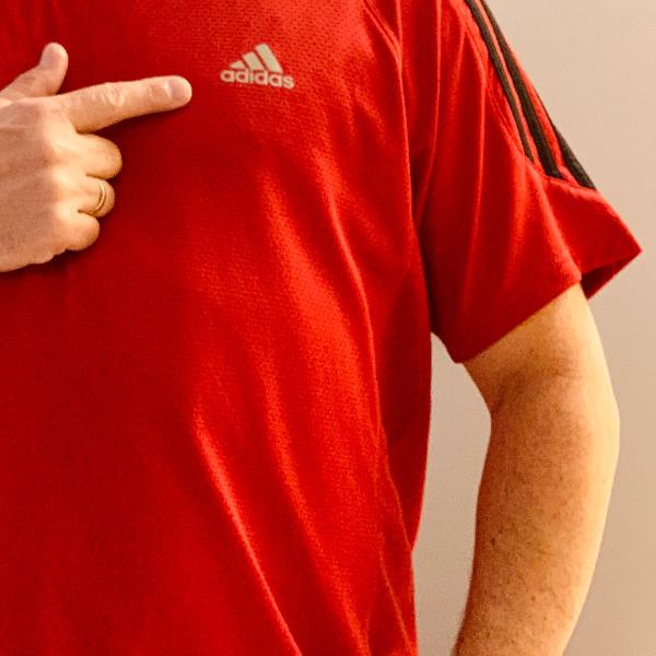 Camiseta tecido climacool vermelha Adidas com faixas pretas