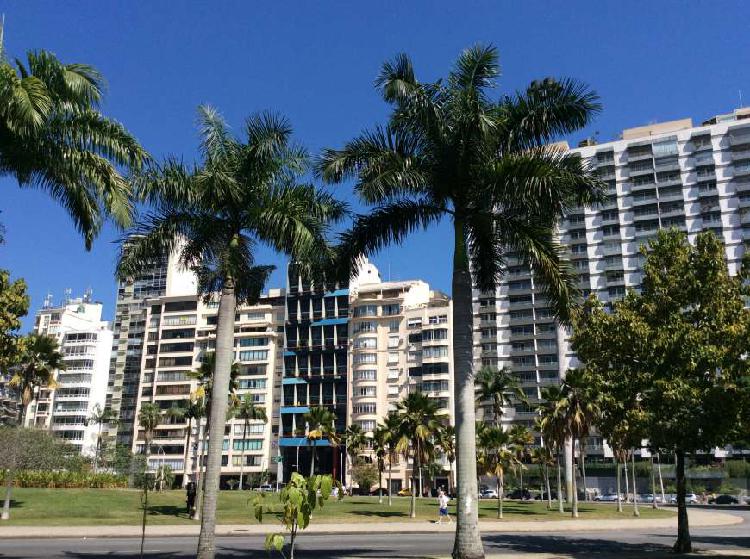 Charmoso apartamento em prédio de luxo na Praia do Flamengo