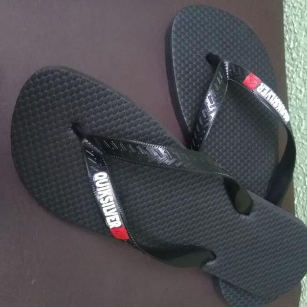 chinelo preto da quiksilver