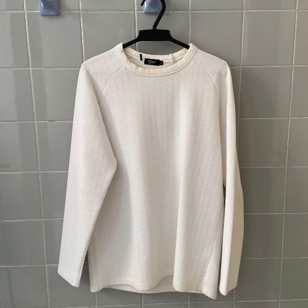sweater com modelagem diferenciada