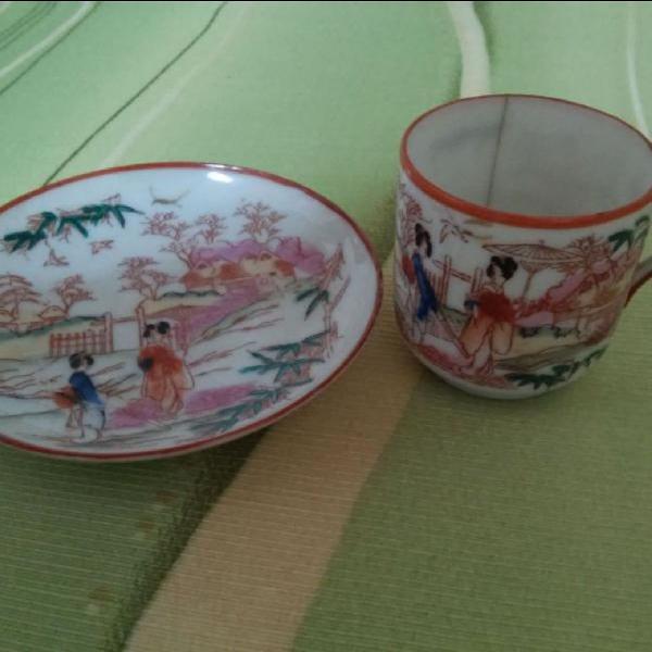Porcelana Japonesa pintada a mão: xícara e pires casca de