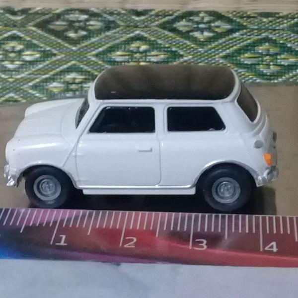 miniatura carrinho mini cooper mk 1. branco e preto. em