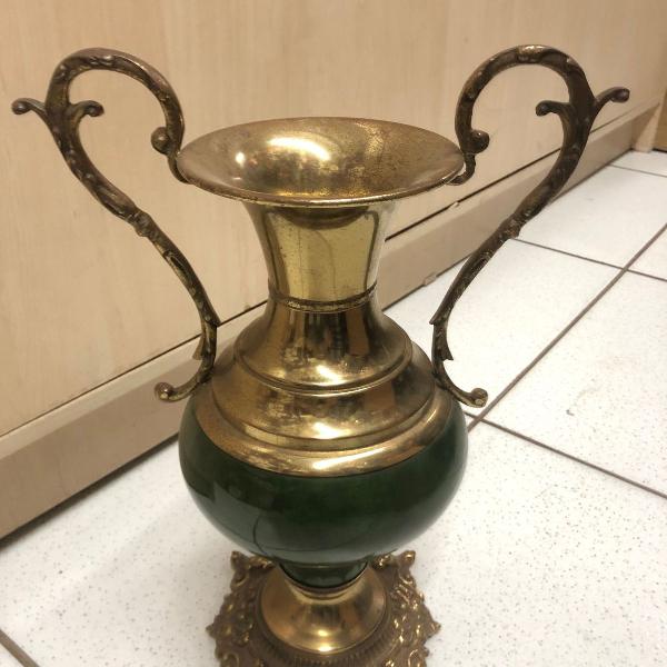 vaso decorativo em metal dourado e cerâmica envernizada.
