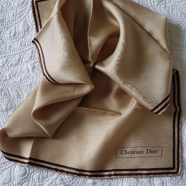 Cristhian Dior, lenço