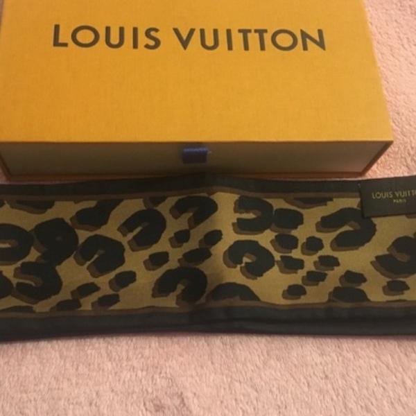 lenco de seda leopardo mostarda louis vuitton original