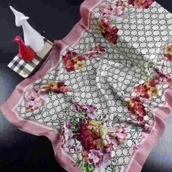 lenço de seda gucci com impressão das flores