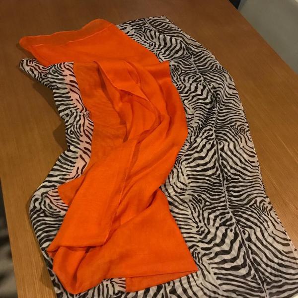 lenço laranja e zebra