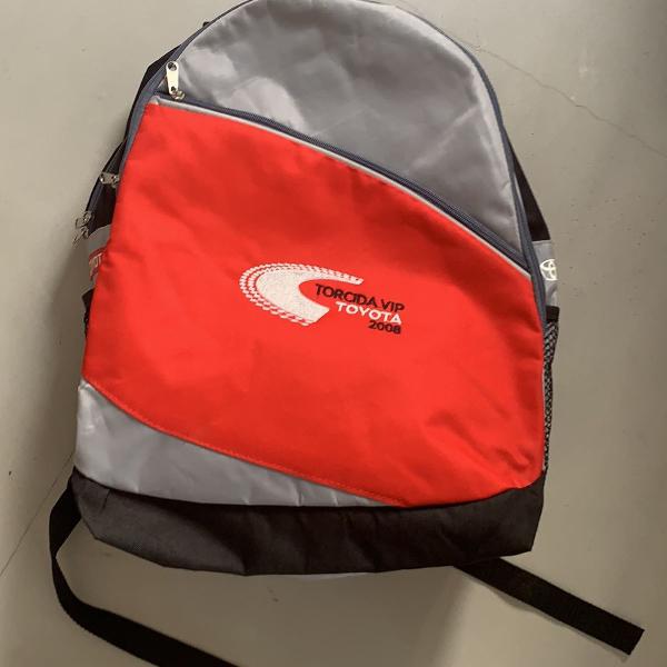mochila preta com vermelho 3 divisões 2 bolsos laterais