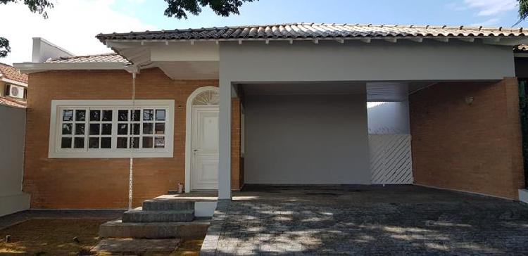Linda residência, á venda no condomínio Portal da Vila