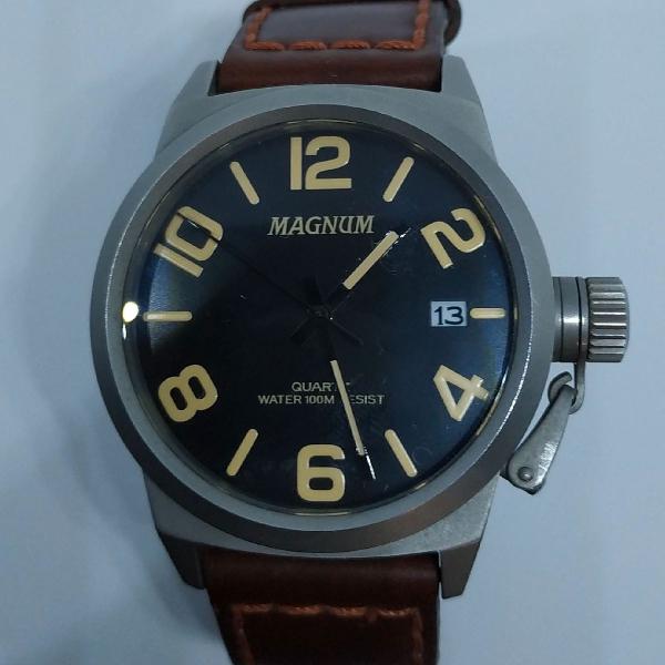 Relógio Magnum em couro