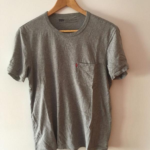 camiseta levi's sunset com bolso cinza