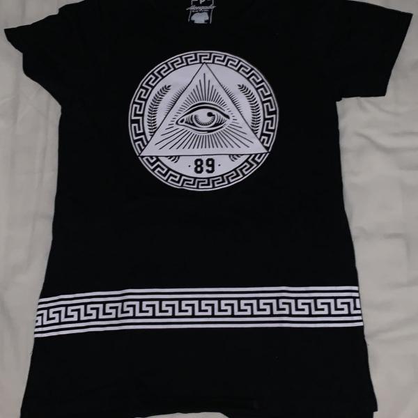 camiseta preta illuminati