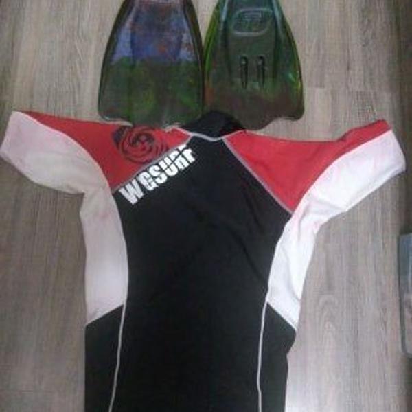 pé de pato e camiseta