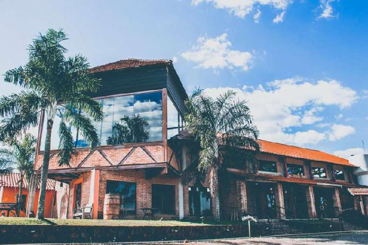 Ambiente comercial em clima de fazenda