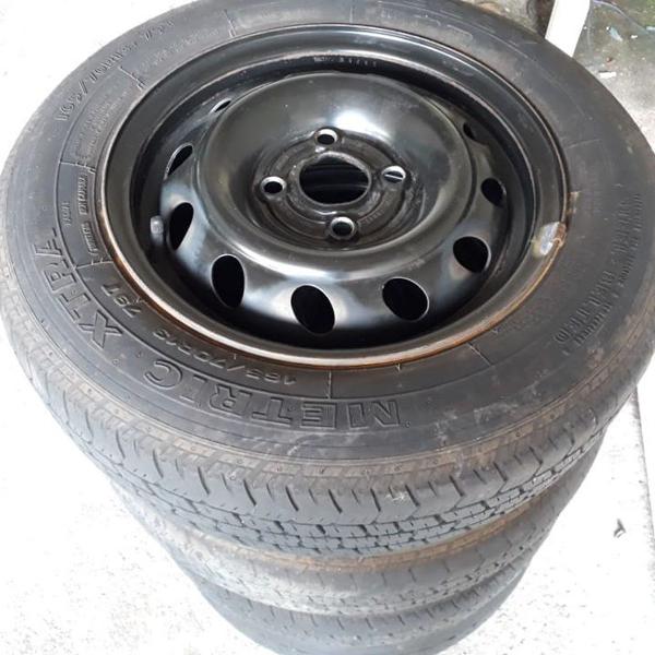 165/70r13 - jogo de pneus com roda