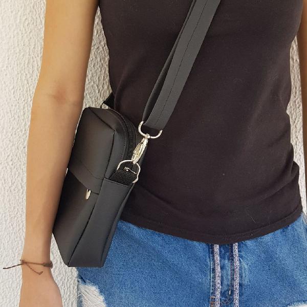 Pochete shoulder bag preta em couro sintético