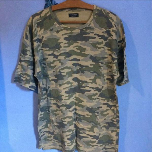 camiseta camuflada zara