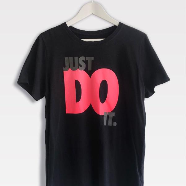 camiseta feminina preta nike