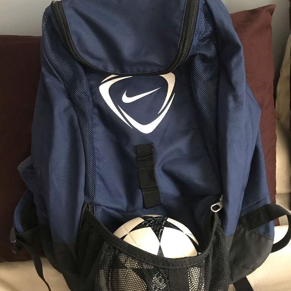 mochila nike futebol