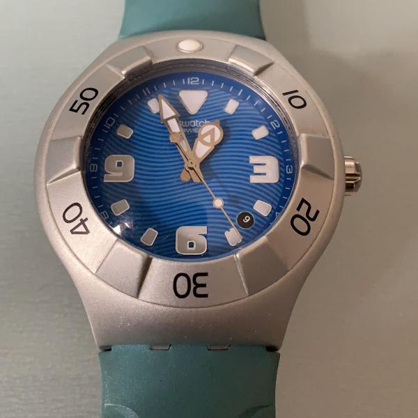 relógio swatch pulseira e visor azuis