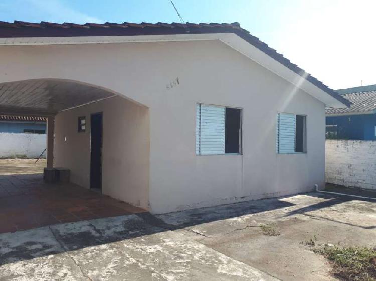 Casa com 3 Quartos, 2 banheiros, de frente a Rodovia, no