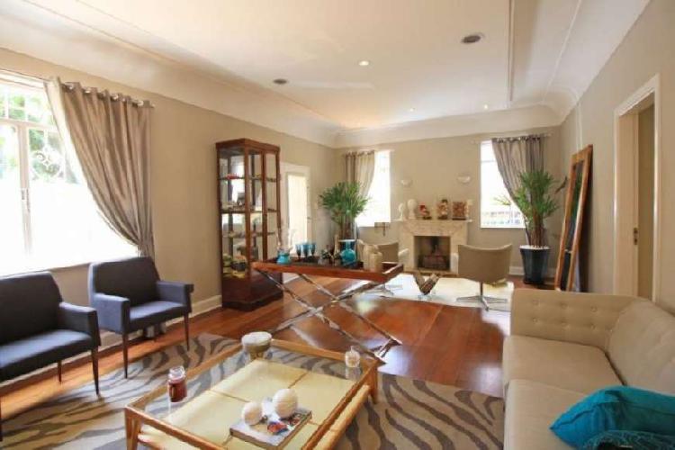 Casa à venda com 330m² - Jardim Europa, São Paulo.
