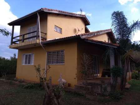 Chácara com casa de 240 m2 de área construida, na Fazenda