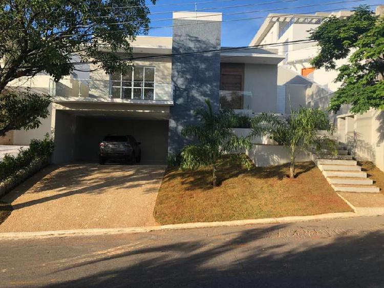 Linda casa no Condomínio Jardim Theodora, com 3 suítes e 5