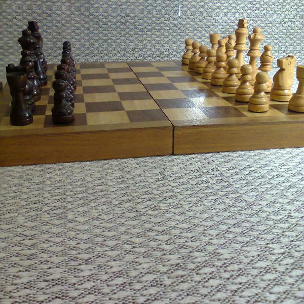 jogo de xadrez em madeira