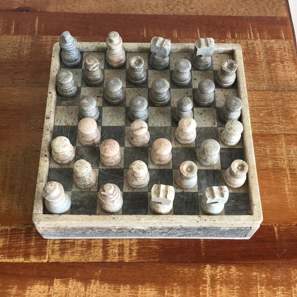 tabuleiro de xadrez em pedra