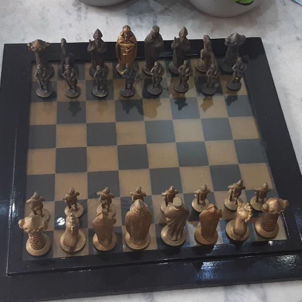 xadrez em bronze com tabuleiro vidro