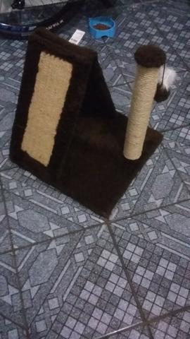 Casinha/arranhador para gatos