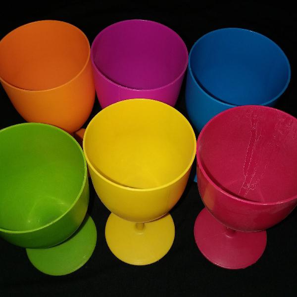 Conjunto de taças coloridas