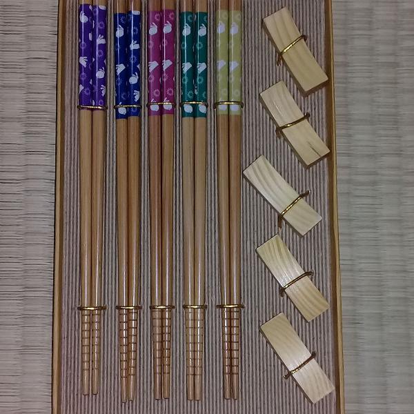 conjunto 5 pares hashi com apoio em bambu