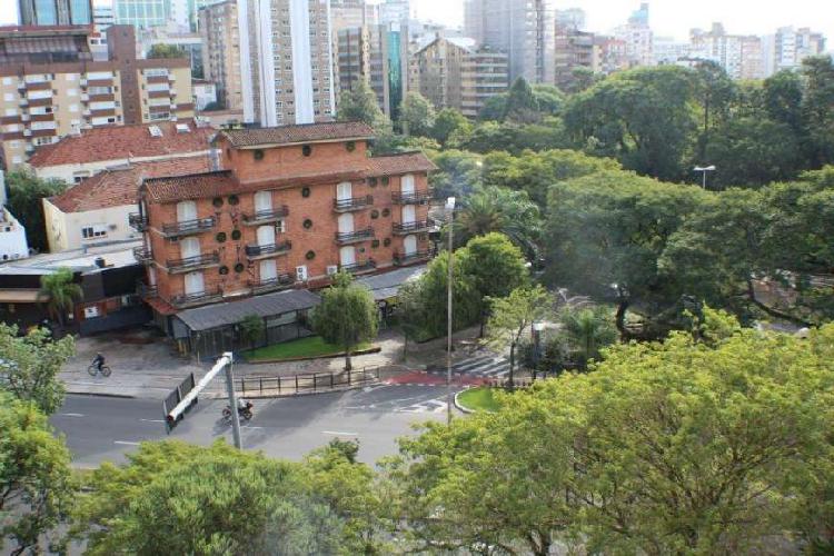 Amplo apartamento de três dormitórios junto ao Parcão