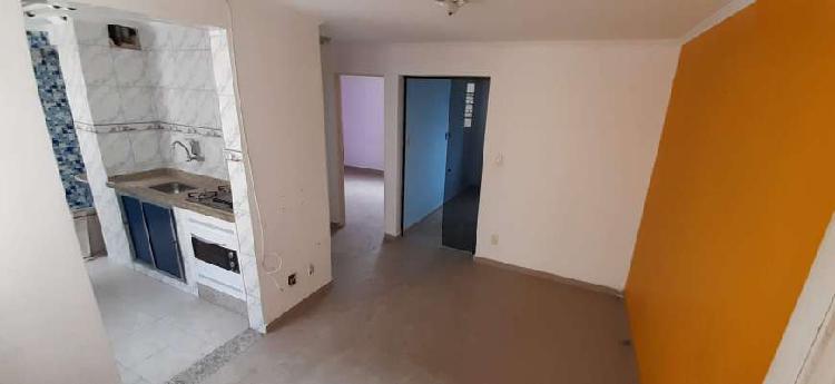 Apartamento de 2 quartos, reformado no porcelanato, Jd.