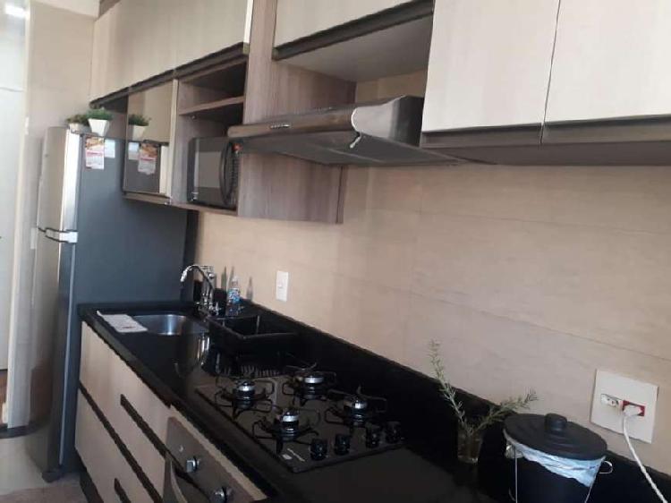 Apartamento totalmente mobiliado em andar alto, zona leste