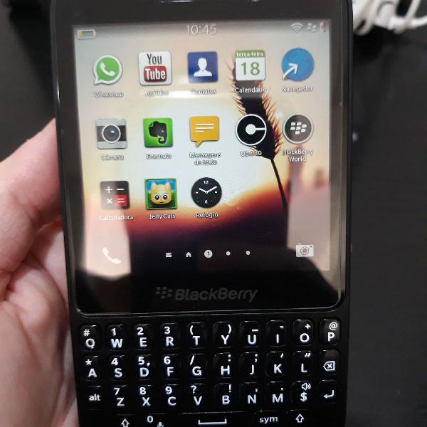Blackberry Q5 smartphone vintage