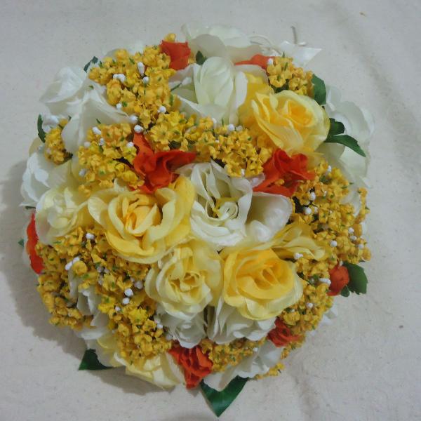 Buquê de flores artificiais