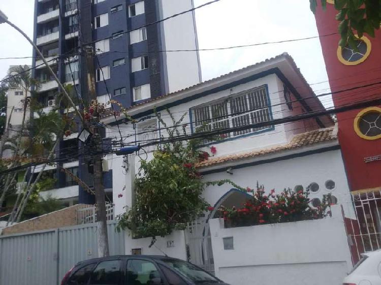 Casa para aluguel possui 300 metros quadrados com 8 quartos
