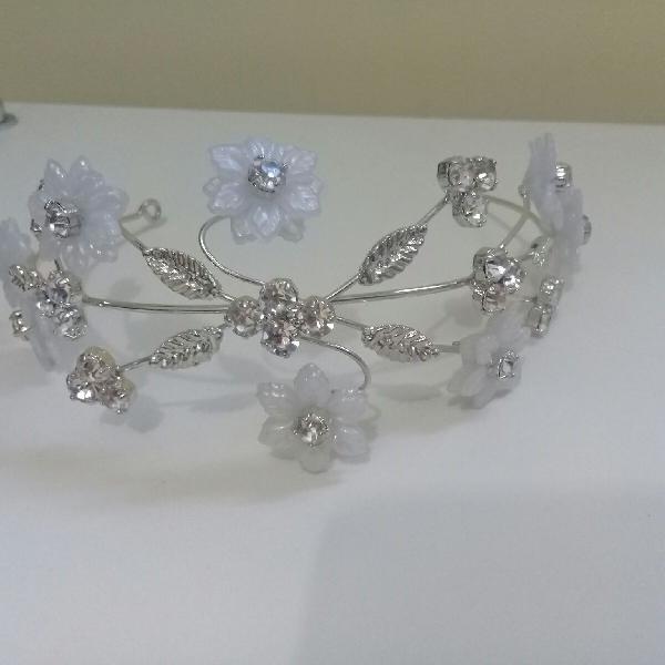 Maravilhosa Tiara de noiva, flores brancas e strass